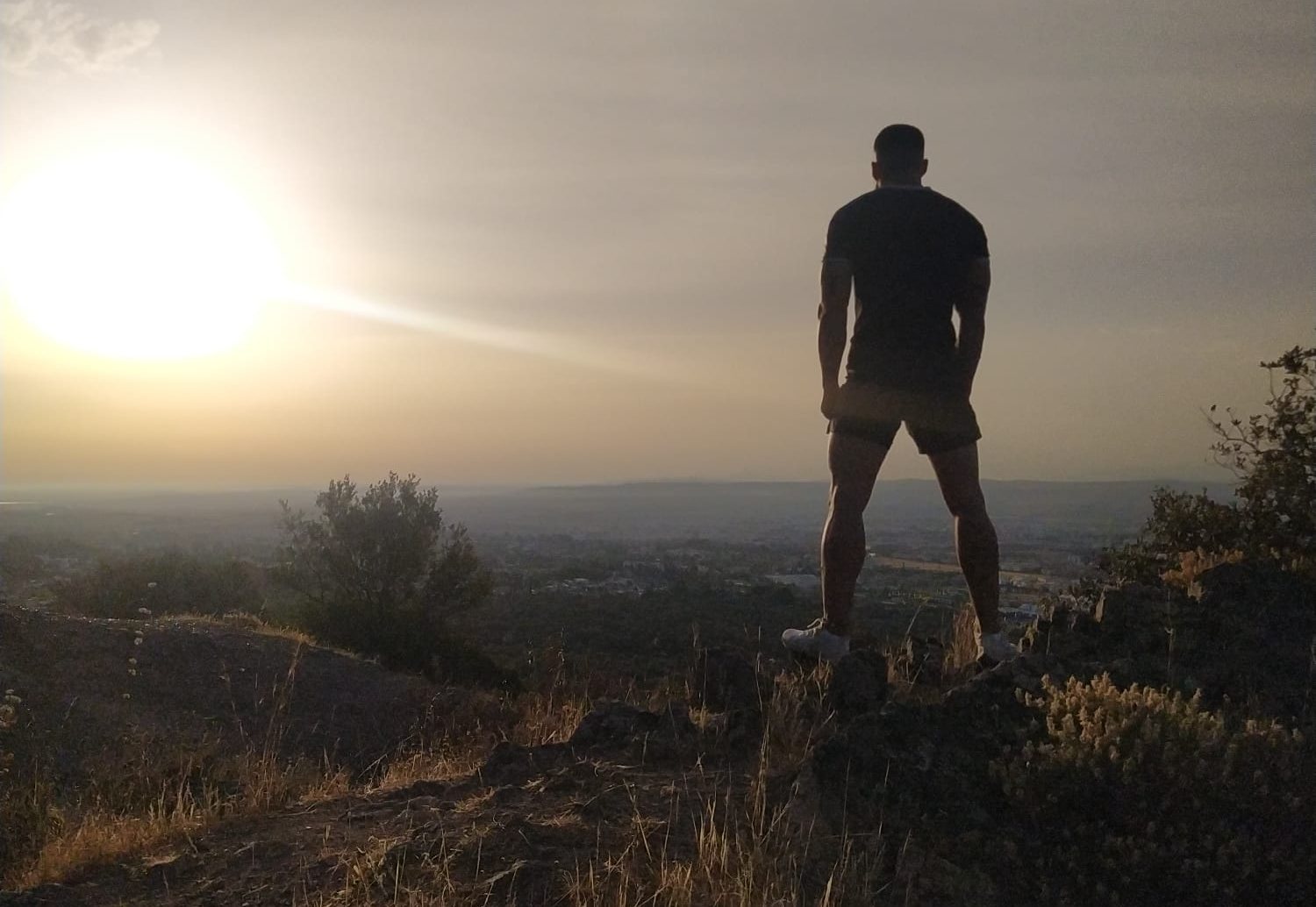 Carlos Cortés al atardecer en lo alto de un cerro, Córdoba