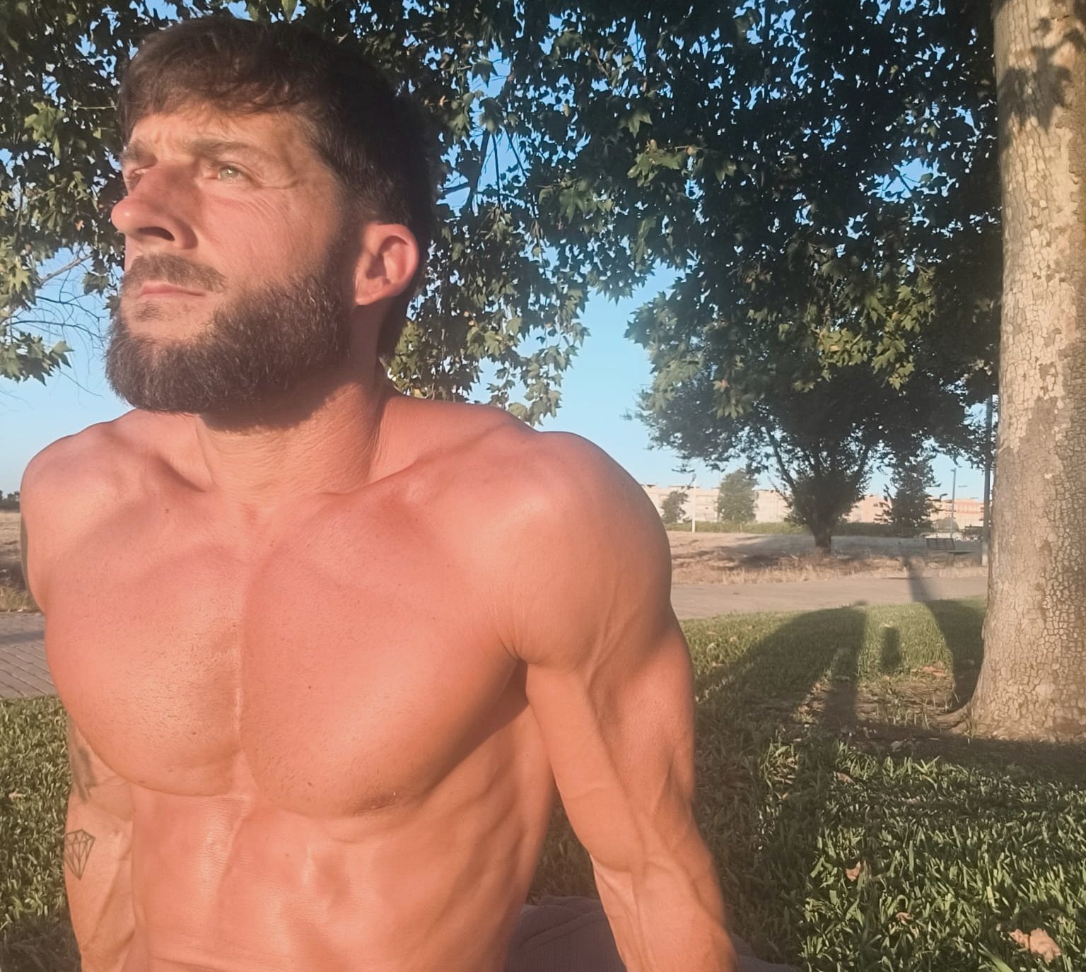 Carlos Cortés al sol de primera hora, en contacto con la naturaleza
